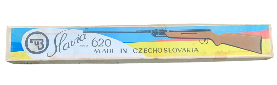 Historická krabice vzduchovky Slavia 620 s původní barevnou grafikou, logem výrobce a nápisem Made in Czechoslovakia.